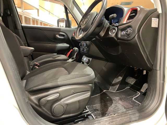 クライスラー・ジープ ジープ レネゲード トレイルホーク 道央・札幌 2020(令2)年 3.5万km 白 Uconnectナビ/フルセグTV/バックカメラ/パークセンス/クルーズコントロール/前面衝突警報/ブラインドスポットモニター/レーンセンス/セレクテレインシステム/LEDヘッドライト