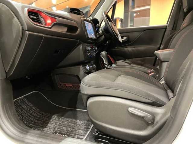 クライスラー・ジープ ジープ レネゲード トレイルホーク 道央・札幌 2020(令2)年 3.5万km 白 Uconnectナビ/フルセグTV/バックカメラ/パークセンス/クルーズコントロール/前面衝突警報/ブラインドスポットモニター/レーンセンス/セレクテレインシステム/LEDヘッドライト