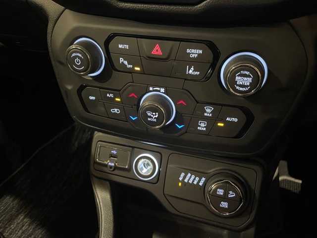 クライスラー・ジープ ジープ レネゲード トレイルホーク 道央・札幌 2020(令2)年 3.5万km 白 Uconnectナビ/フルセグTV/バックカメラ/パークセンス/クルーズコントロール/前面衝突警報/ブラインドスポットモニター/レーンセンス/セレクテレインシステム/LEDヘッドライト