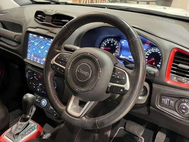 クライスラー・ジープ ジープ レネゲード トレイルホーク 道央・札幌 2020(令2)年 3.5万km 白 Uconnectナビ/フルセグTV/バックカメラ/パークセンス/クルーズコントロール/前面衝突警報/ブラインドスポットモニター/レーンセンス/セレクテレインシステム/LEDヘッドライト