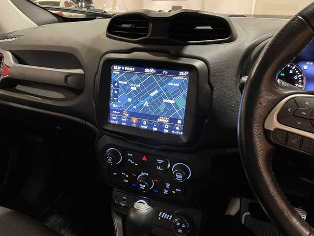 クライスラー・ジープ ジープ レネゲード トレイルホーク 道央・札幌 2020(令2)年 3.5万km 白 Uconnectナビ/フルセグTV/バックカメラ/パークセンス/クルーズコントロール/前面衝突警報/ブラインドスポットモニター/レーンセンス/セレクテレインシステム/LEDヘッドライト