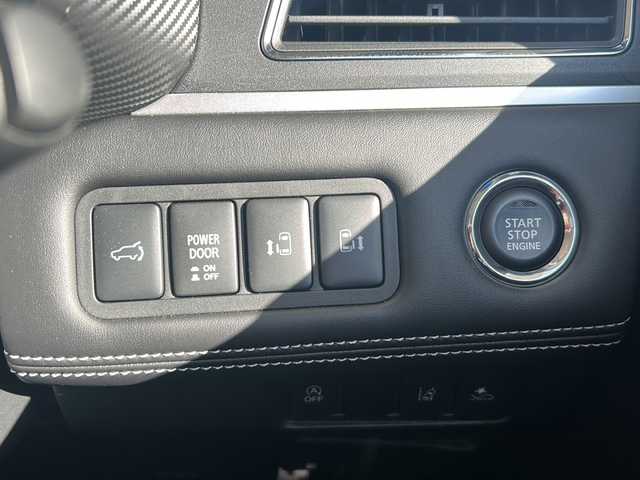 三菱 デリカＤ：５ シャモニー 静岡県 2024(令6)年 0.1万km ブラックダイヤモンド ナビ機能/フルセグTV/CD/DVD/USB/Bluetooth/HDMI/Apple Carplay/Andoroid Auto/主要装備/・両側パワースライドドア　/・シートヒーター　/・電動ステップ　/・全方位カメラ　/・サイドカメラ　/・パワーシート　/・ＢＳＭ　/・コーナーセンサー　/・レーダークルーズコントロール　/・パドルシフト　/・ハンドルヒーター　/・フォグランプ/・スマートキー/・プッシュスタート/・アイドリングストップ/・オートライト/・オートハイビーム/・パワーバックドア/・ハーフレザーシート/・衝突軽減システム/・横滑り防止装置/・ステアリングリモコン