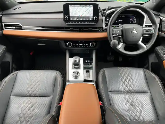 三菱 アウトランダー ＰＨＥＶ P 奈良県 2023(令5)年 3.4万km チタニウムグレーメタリック ワンオーナー/パノラマルーフ/純正９インチナビ/（フルセグ/BT/AppleCarPlay/AndroidAuto)/ＢＯＳＥプレミアムサウンドシステム/レーダークルーズコントロール/アラウンドビューモニター/パドルシフト/ブラインドスポットモニター/前後コーナーセンサー/衝突軽減システム/レーンキープアシスト/パワーバックドア/レザーシート/前席メモリ付きパワーシート/前席シートヒーター/ヘッドアップディスプレイ/ワイヤレス充電/後席サンシェード/デジタルインナーミラー/前後ドライブレコーダー/ETC2.0/SCHNEIDER18インチAW/保証書/取り扱い説明書/スペアキーX1