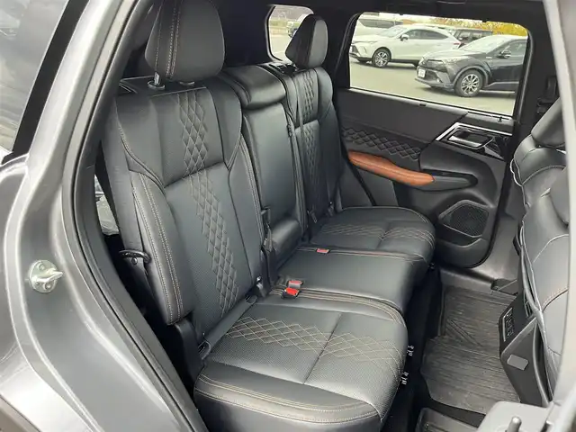 三菱 アウトランダー ＰＨＥＶ P 奈良県 2023(令5)年 3.4万km チタニウムグレーメタリック ワンオーナー/パノラマルーフ/純正９インチナビ/（フルセグ/BT/AppleCarPlay/AndroidAuto)/ＢＯＳＥプレミアムサウンドシステム/レーダークルーズコントロール/アラウンドビューモニター/パドルシフト/ブラインドスポットモニター/前後コーナーセンサー/衝突軽減システム/レーンキープアシスト/パワーバックドア/レザーシート/前席メモリ付きパワーシート/前席シートヒーター/ヘッドアップディスプレイ/ワイヤレス充電/後席サンシェード/デジタルインナーミラー/前後ドライブレコーダー/ETC2.0/SCHNEIDER18インチAW/保証書/取り扱い説明書/スペアキーX1