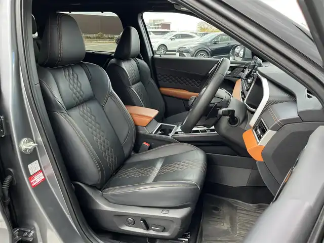 三菱 アウトランダー ＰＨＥＶ P 奈良県 2023(令5)年 3.4万km チタニウムグレーメタリック ワンオーナー/パノラマルーフ/純正９インチナビ/（フルセグ/BT/AppleCarPlay/AndroidAuto)/ＢＯＳＥプレミアムサウンドシステム/レーダークルーズコントロール/アラウンドビューモニター/パドルシフト/ブラインドスポットモニター/前後コーナーセンサー/衝突軽減システム/レーンキープアシスト/パワーバックドア/レザーシート/前席メモリ付きパワーシート/前席シートヒーター/ヘッドアップディスプレイ/ワイヤレス充電/後席サンシェード/デジタルインナーミラー/前後ドライブレコーダー/ETC2.0/SCHNEIDER18インチAW/保証書/取り扱い説明書/スペアキーX1