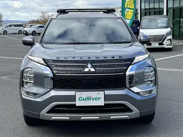 三菱 アウトランダー ＰＨＥＶ P 奈良県 2023(令5)年 3.4万km チタニウムグレーメタリック ワンオーナー/パノラマルーフ/純正９インチナビ/（フルセグ/BT/AppleCarPlay/AndroidAuto)/ＢＯＳＥプレミアムサウンドシステム/レーダークルーズコントロール/アラウンドビューモニター/パドルシフト/ブラインドスポットモニター/前後コーナーセンサー/衝突軽減システム/レーンキープアシスト/パワーバックドア/レザーシート/前席メモリ付きパワーシート/前席シートヒーター/ヘッドアップディスプレイ/ワイヤレス充電/後席サンシェード/デジタルインナーミラー/前後ドライブレコーダー/ETC2.0/SCHNEIDER18インチAW/保証書/取り扱い説明書/スペアキーX1