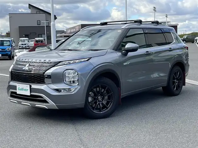 三菱 アウトランダー ＰＨＥＶ P 奈良県 2023(令5)年 3.4万km チタニウムグレーメタリック ワンオーナー/パノラマルーフ/純正９インチナビ/（フルセグ/BT/AppleCarPlay/AndroidAuto)/ＢＯＳＥプレミアムサウンドシステム/レーダークルーズコントロール/アラウンドビューモニター/パドルシフト/ブラインドスポットモニター/前後コーナーセンサー/衝突軽減システム/レーンキープアシスト/パワーバックドア/レザーシート/前席メモリ付きパワーシート/前席シートヒーター/ヘッドアップディスプレイ/ワイヤレス充電/後席サンシェード/デジタルインナーミラー/前後ドライブレコーダー/ETC2.0/SCHNEIDER18インチAW/保証書/取り扱い説明書/スペアキーX1