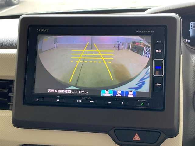 ホンダ Ｎ ＢＯＸ G L ホンダセンシング 福井県 2017(平29)年 5.6万km ブリティッシュグリーンP (株)IDOMが運営する【じしゃロン福井店】の自社ローン専用車両になりますこちらは現金またはオートローンご利用時の価格です。自社ローンご希望の方は別途その旨お申付け下さい/純正ナビ（VXM-184VFi）/フルセグ/Bluetooth/CD/DVD/バックカメラ/アダプティブクルーズコントロール/レーンキープアシスト/衝突被害軽減システム/リアコーナーセンサー/パワースライドドア/アイドリングストップ/ETC/オートライト/ベンチシート/フルフラットシート/ドアバイザー/ステアリングスイッチ/プッシュスタート/スマートキー/スペアキー/取扱説明書
