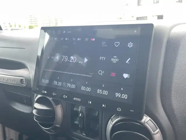 クライスラー・ジープ ジープ ラングラー アンリミテッド スポーツ 静岡県 2017(平29)年 5.7万km ブライトホワイト ディスプレイオーディオBluetooth/バックカメラ　サイドカメラ/ヒッチメンバー/社外２本出しマフラー（純正あり）/社外LEDヘッドライト（純正あり）/社外フロントバンパー（純正あり）/LEDフォグランプ/背面タイヤ/サハラ用１８インチAW/リヤガラスフィルム施工/キーレス/ETC