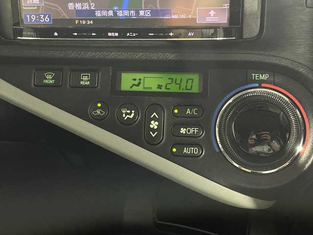 トヨタ アクア S 福岡県 2012(平24)年 7.9万km グレーメタリック 禁煙車社外7型SDナビ（フルセグTV/BT）ETCシートヒーター電格ミラースマートキープッシュスタートオートライトフロアマット