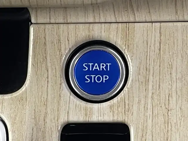 日産 セレナ e－パワー ハイウェイスター V 福岡県 2022(令4)年 4.2万km ダイヤモンドブラック 後席モニター　/純正ナビ（フルセグＴＶ）　/全方位カメラ　/ＥＴＣ　/ナビ連動前方ドラレコ　/ＡＣＣ　/プロパイロット　/エマージェンシーブレーキ　/レーンキープ　/ＢＳＷ　/両側電動スライドドア　/Ｗエアコン　/ＬＥＤ