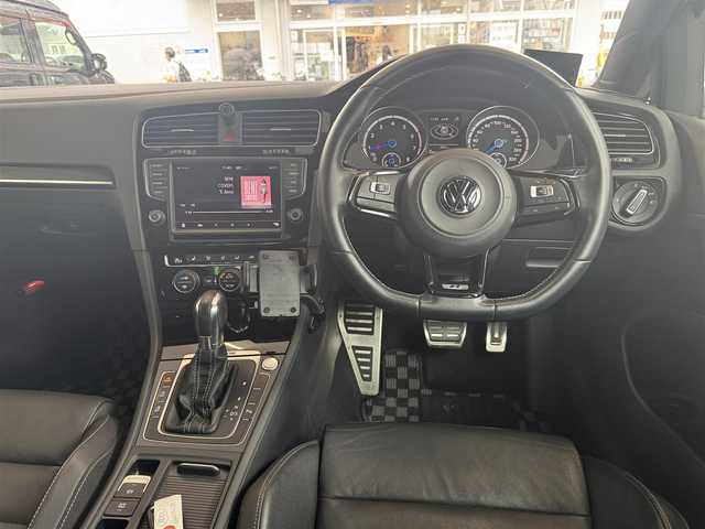 フォルクスワーゲン ゴルフ Ｒ 広島県 2014(平26)年 9.4万km 黒 Discover Pro（ナビゲーションシステム）/・フルセグTV/・Bluetooth/ETC/プリクラッシュブレーキシステム/レーンキープアシストシステム/プロアクティブオキュパントプロテクション/パークディスタンスコントロール/オプティカルパーキングシステム/アダプティブクルーズコントロール/オートHIDヘッドランプ/D席パワーシート/・フロントシートヒーター/「R」ロゴ入り革巻きステアリング/・パドルシフト/・ステアリングスイッチ/保証書/取説/スペアスマートキー1個