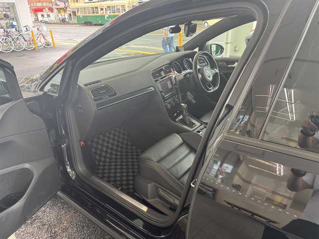 フォルクスワーゲン ゴルフ Ｒ 広島県 2014(平26)年 9.4万km 黒 Discover Pro（ナビゲーションシステム）/・フルセグTV/・Bluetooth/ETC/プリクラッシュブレーキシステム/レーンキープアシストシステム/プロアクティブオキュパントプロテクション/パークディスタンスコントロール/オプティカルパーキングシステム/アダプティブクルーズコントロール/オートHIDヘッドランプ/D席パワーシート/・フロントシートヒーター/「R」ロゴ入り革巻きステアリング/・パドルシフト/・ステアリングスイッチ/保証書/取説/スペアスマートキー1個