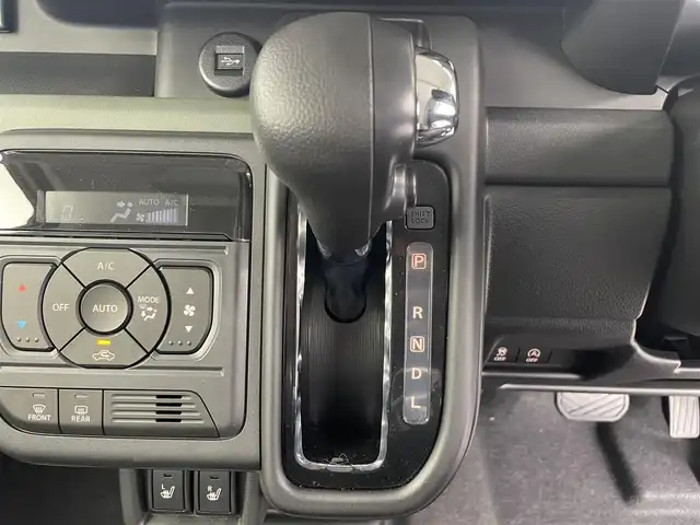 スズキ スペーシア ギア HYBRID XZ 愛知県 2024(令6)年 0.1千km ベージュⅡ 登録済み未使用車/スズキセーフティーサポート/アダプティブクルーズコントロール/アラウンドビューモニター/両側パワースライドドア/純正メモリーナビ/フルセグTV/Bluetooth/Applecarplay/androidauto/オットマン/シートヒーター/ステアリングヒーター/革巻きステアリング/フォグランプ/HUD/オートライト/電動パーキングシステム/後席インジェクター/USBポート/純正AW