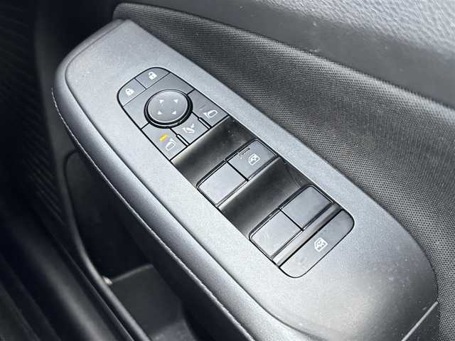日産 ノート X 福岡県 2023(令5)年 1.8万km ブリリアントシルバー Ｗエアバッグ/衝突被害軽減システム/横滑り防止装置/コーナーセンサー(前後)/オートライト・ハイビーム/純正フロアマット/ワイヤレス充電/ＳＯＳコール/フルセグＴＶ/全方位カメラ/Bluetooth/ETC/クルーズコントロール/AAC/スマートキー