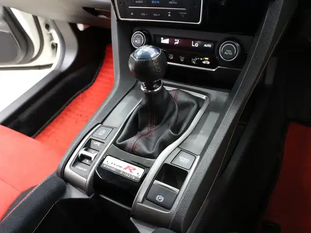 ホンダ シビック タイプR 三重県 2018(平30)年 4.2万km チャンピオンシップホワイト 無限フロントアンダースポイラー/無限サイドガーニッシュ/無限リアアンダースポイラー/純正リアスポイラー/HKSリーガマックスプレミアムマフラー/momoステアリング/NGR Innovationsクイックリリースボススペーサー/純正メモリナビ・地デジTV/・DVD/CD/・Bluetooth/バックカメラ/コムテック前後ドライブレコーダー/社外デジタルインナーミラー/クルーズコントロール/ビルトインETC2.0/純正20インチアルミホイール/LEDヘッドランプ/・オートライト/LEDフロントフォグランプ/プッシュエンジンスタート/スマートキー