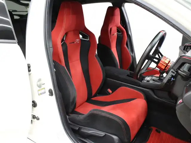 ホンダ シビック タイプR 三重県 2018(平30)年 4.2万km チャンピオンシップホワイト 無限フロントアンダースポイラー/無限サイドガーニッシュ/無限リアアンダースポイラー/純正リアスポイラー/HKSリーガマックスプレミアムマフラー/momoステアリング/NGR Innovationsクイックリリースボススペーサー/純正メモリナビ・地デジTV/・DVD/CD/・Bluetooth/バックカメラ/コムテック前後ドライブレコーダー/社外デジタルインナーミラー/クルーズコントロール/ビルトインETC2.0/純正20インチアルミホイール/LEDヘッドランプ/・オートライト/LEDフロントフォグランプ/プッシュエンジンスタート/スマートキー