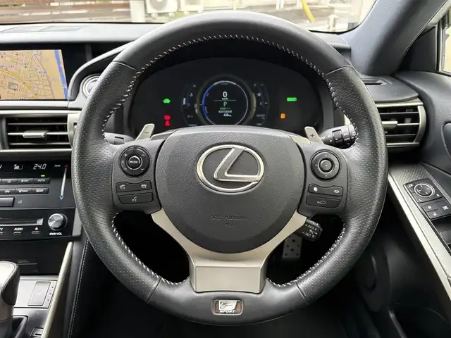 レクサス ＩＳ 300h Fスポーツ 愛知県 2014(平26)年 5.7万km ホワイトノーヴァガラスフレーク 純正SDナビ(フルセグ/BT/DVD/CD/USB/AM/FM)/ETC/バックカメラ/レーダークルーズコントロール/パドルシフト/ABS/横滑り防止装置/盗難防止装置/アイドリングストップ/電動格納式ミラー/パワーシート/シートヒーター/純正フロアマット/純正アルミホイール/保証書/取扱説明書