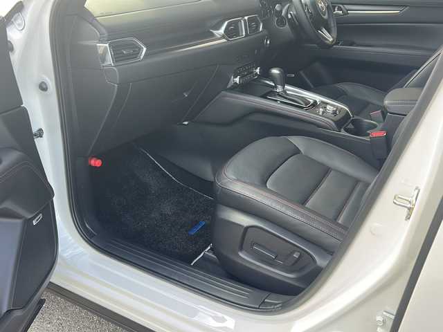 マツダ ＣＸ－５ XD スポーツアピアランス 大阪府 2025(令7)年 0.4万km ロジウムホワイトプレミアムメタリック 衝突軽減　/１０．２５型純正ナビ　/全方位カメラ　/フルセグＴＶ/Ｂｌｕｅｔｏｏｔｈ　/BOSEサウンドシステム　/本革　/ステアリングヒーター　/シートヒーター／クーラー　/シートメモリ　/電動リアゲート　/ヘッドアップディスプレイ　/コーナーセンサー　/LEDヘッドライト　/置くだけ充電　/ETC　/純正ホイール　/取説/保証書/スペアキーｘ１