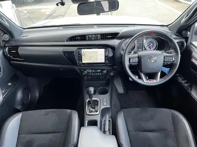 トヨタ ハイラックス Z GRスポーツ 東京都 2024(令6)年 1.1万km プラチナホワイトパールマイカ ワンオーナー　/純正８型ディスプレィオーディオナビ /・BluetoothAudio/USB/AM/FM/アラウンドビューモニター /GRドレスUPマフラー /ハーフレザーシート/・D席シートヒーター/GRサイドステップ /バイカラーLEDフォグランプ /プリクラッシュセーフティ /レーダークルーズコントロ-ル/レーンディパーチャーアラート/ロードサインアシスト/クリアランスソナー/バックソナー/アクティブトラクションコントロール/ダウンヒルアシストコントロール/リアデフロック/プッシュエンジンスタート/保証書＆取説