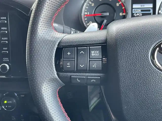 トヨタ ハイラックス Z GRスポーツ 東京都 2024(令6)年 1.1万km プラチナホワイトパールマイカ ワンオーナー　/純正８型ディスプレィオーディオナビ /・BluetoothAudio/USB/AM/FM/アラウンドビューモニター /GRドレスUPマフラー /ハーフレザーシート/・D席シートヒーター/GRサイドステップ /バイカラーLEDフォグランプ /プリクラッシュセーフティ /レーダークルーズコントロ-ル/レーンディパーチャーアラート/ロードサインアシスト/クリアランスソナー/バックソナー/アクティブトラクションコントロール/ダウンヒルアシストコントロール/リアデフロック/プッシュエンジンスタート/保証書＆取説