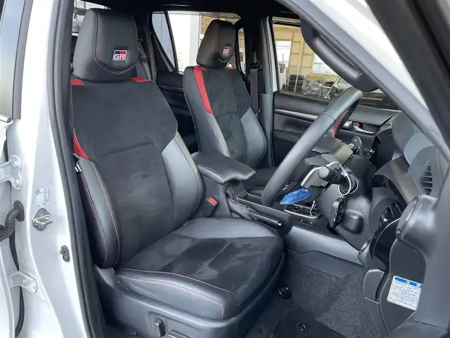 トヨタ ハイラックス Z GRスポーツ 東京都 2024(令6)年 1.1万km プラチナホワイトパールマイカ ワンオーナー　/純正８型ディスプレィオーディオナビ /・BluetoothAudio/USB/AM/FM/アラウンドビューモニター /GRドレスUPマフラー /ハーフレザーシート/・D席シートヒーター/GRサイドステップ /バイカラーLEDフォグランプ /プリクラッシュセーフティ /レーダークルーズコントロ-ル/レーンディパーチャーアラート/ロードサインアシスト/クリアランスソナー/バックソナー/アクティブトラクションコントロール/ダウンヒルアシストコントロール/リアデフロック/プッシュエンジンスタート/保証書＆取説