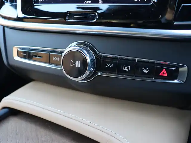 ボルボ Ｖ９０ T6 AWD インスクリプション 宮城県 2017(平29)年 3.8万km パール 純正ナビ【ＢＴ／フルセグＴＶ／ＡＵＸ】/パノラマサンルーフ　/Ｂｏｗｅｒｓ＆ｗｉｌｋｉｎｓサウンド　/アップディスプレイ　/アダプティブクルーズコントロール　/自動駐車システム　/茶レザーシート　/全席シートヒーター/前席エアシート/オートマチックハイビーム/ステアリングヒーター/全方位カメラ/前後ドライブレコーダー/パーキングアシスト/ブラインドスポットアシスト/パワーバックドア/純正20インチAW/前席メモリー付きパワーシート/LEDヘッドライト/禁煙車