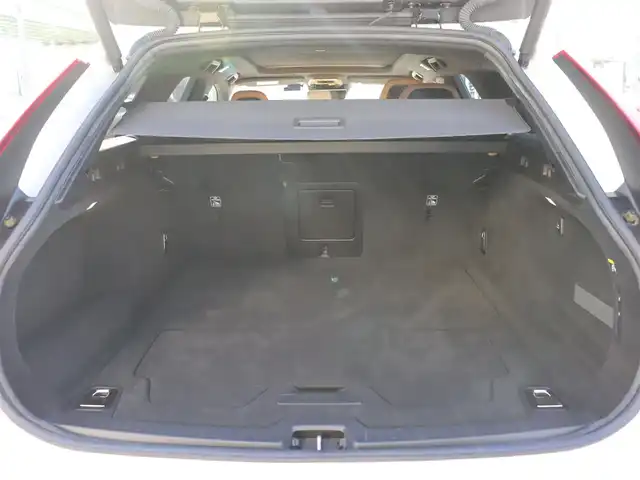 ボルボ Ｖ９０ T6 AWD インスクリプション 宮城県 2017(平29)年 3.8万km パール 純正ナビ【ＢＴ／フルセグＴＶ／ＡＵＸ】/パノラマサンルーフ　/Ｂｏｗｅｒｓ＆ｗｉｌｋｉｎｓサウンド　/アップディスプレイ　/アダプティブクルーズコントロール　/自動駐車システム　/茶レザーシート　/全席シートヒーター/前席エアシート/オートマチックハイビーム/ステアリングヒーター/全方位カメラ/前後ドライブレコーダー/パーキングアシスト/ブラインドスポットアシスト/パワーバックドア/純正20インチAW/前席メモリー付きパワーシート/LEDヘッドライト/禁煙車