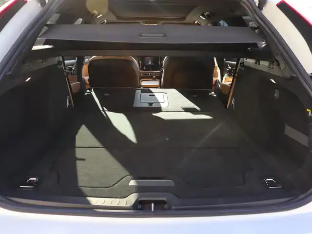 ボルボ Ｖ９０ T6 AWD インスクリプション 宮城県 2017(平29)年 3.8万km パール 純正ナビ【ＢＴ／フルセグＴＶ／ＡＵＸ】/パノラマサンルーフ　/Ｂｏｗｅｒｓ＆ｗｉｌｋｉｎｓサウンド　/アップディスプレイ　/アダプティブクルーズコントロール　/自動駐車システム　/茶レザーシート　/全席シートヒーター/前席エアシート/オートマチックハイビーム/ステアリングヒーター/全方位カメラ/前後ドライブレコーダー/パーキングアシスト/ブラインドスポットアシスト/パワーバックドア/純正20インチAW/前席メモリー付きパワーシート/LEDヘッドライト/禁煙車