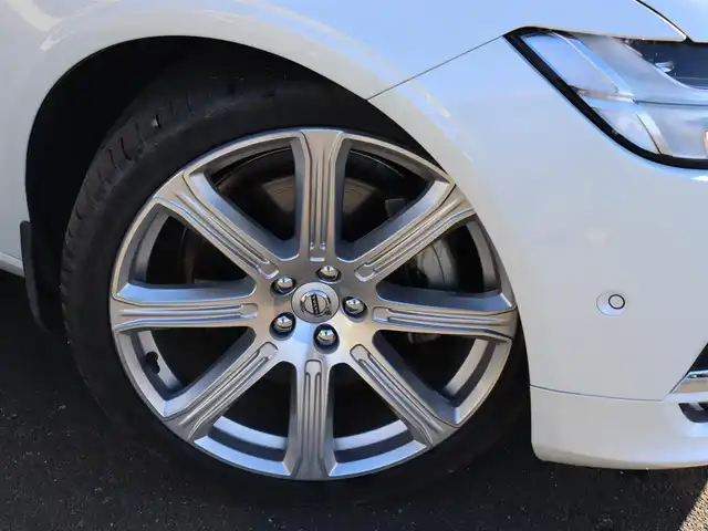 ボルボ Ｖ９０ T6 AWD インスクリプション 宮城県 2017(平29)年 3.8万km パール 純正ナビ【ＢＴ／フルセグＴＶ／ＡＵＸ】/パノラマサンルーフ　/Ｂｏｗｅｒｓ＆ｗｉｌｋｉｎｓサウンド　/アップディスプレイ　/アダプティブクルーズコントロール　/自動駐車システム　/茶レザーシート　/全席シートヒーター/前席エアシート/オートマチックハイビーム/ステアリングヒーター/全方位カメラ/前後ドライブレコーダー/パーキングアシスト/ブラインドスポットアシスト/パワーバックドア/純正20インチAW/前席メモリー付きパワーシート/LEDヘッドライト/禁煙車