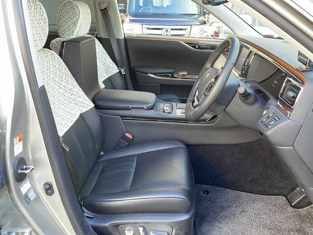 トヨタ センチュリー 高知県 2019(平31)年 0.6万km シルバーM 精華レイディエントシルバーメタリック/メーカーナビ/・フルセグTV/・CD/DVD/Blu-ray/・Bluetooth/Ｂカメラ/ＥＴＣ/リアエンターテイメント/ライティングテーブル/七宝レースカーテン/フルレザーシート/全席シートヒーター/エアシート/パワーシート/レーダークルーズコントロール/BSM/センチュリー専用AW