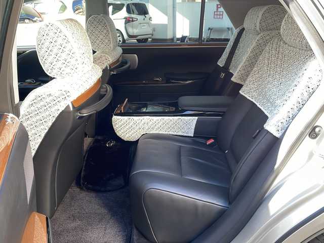 トヨタ センチュリー 高知県 2019(平31)年 0.6万km シルバーM 精華レイディエントシルバーメタリック/メーカーナビ/・フルセグTV/・CD/DVD/Blu-ray/・Bluetooth/Ｂカメラ/ＥＴＣ/リアエンターテイメント/ライティングテーブル/七宝レースカーテン/フルレザーシート/全席シートヒーター/エアシート/パワーシート/レーダークルーズコントロール/BSM/センチュリー専用AW