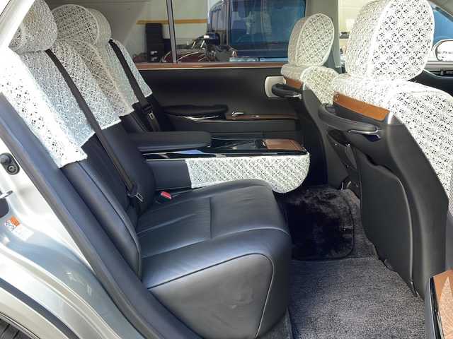 トヨタ センチュリー 高知県 2019(平31)年 0.6万km シルバーM 精華レイディエントシルバーメタリック/メーカーナビ/・フルセグTV/・CD/DVD/Blu-ray/・Bluetooth/Ｂカメラ/ＥＴＣ/リアエンターテイメント/ライティングテーブル/七宝レースカーテン/フルレザーシート/全席シートヒーター/エアシート/パワーシート/レーダークルーズコントロール/BSM/センチュリー専用AW