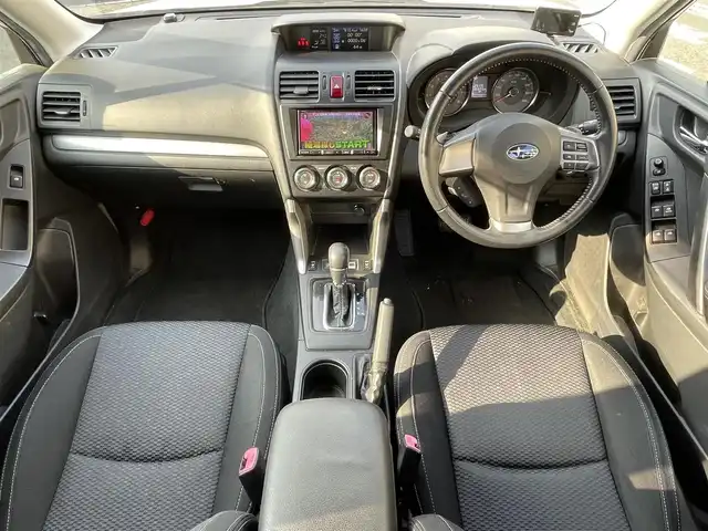 スバル フォレスター 2．0i－L アイサイト 福岡県 2012(平24)年 8.5万km サテンホワイトパール (株)IDOMが運営する【じしゃロン八幡西店】の自社ローン専用車両になります。こちらは現金またはオートローンご利用時の価格です。自社ローンご希望の方は別途その旨お申付け下さい/社外ナビ/【CD/DVD/BT/フルセグTV】/バックカメラ/アイサイト/　全車速追従機能付クルーズコントロール/　AT誤発進抑制制御/　車線逸脱警報/　ふらつき警報/　先行車発進お知らせ/　定速クルーズコントロール/シートヒーター/パワーシート/ETC/ドライブレコーダー/パドルシフト/オートワイパー/オートライト/純正HIDライト/ヘッドライトレベライザー/フォグランプ/スマートキー/プッシュスタート/純正アルミホイール 17インチ/ドアバイザー/ウインカーミラー/純正フロアマット/スペアキー×1【スマートキー】/新車時整備手帳（保証書）/取扱説明書