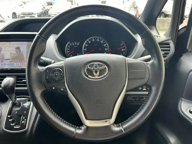 トヨタ ヴォクシー ZS 兵庫県 2014(平26)年 10.8万km ボルドーマイカメタリック 純正ナビ(AM/FM/CD/DVD/TV/BT)/バックカメラ/アイドリングストップ/革巻きステアリング/ステアリングリモコン/プッシュスタート/ビルドインETC/前方ドライブレコーダー/両側パワースライドドア/三列シート/純正フロアマット/ドアバイザー/LEDヘッドライト/純正19インチアルミホイール/スマートキー/保証書/取扱説明書