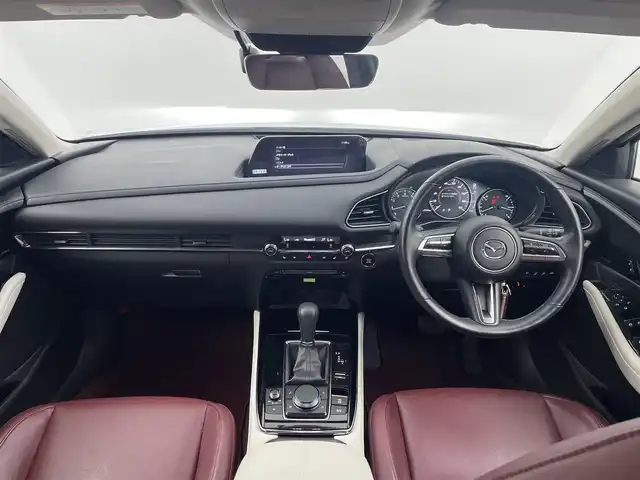 マツダ ＣＸ－３０ 20S 100周年特別記念車 大分県 2021(令3)年 2.6万km スノーフレイクホワイトパールマイカ ワンオーナー/100周年特別記念車装備/・創立100周年スペシャルロゴ/・レザーシート：レッド/・フロアマット/カーペット：レッド/・360°ビュー・モニター/・BOSEサウンドシステム/・CD/DVD+地上デジタルTVチューナー/・ボディカラー：スノーフレイクホワイトパールマイカ/・センターコンソール/ニーレストパッド/ドアアームレスト/　（ピュアホワイト）/・18インチアルミホイール（高輝度ダーク塗装）/・ドライバーモニタリング/・フロントパーキングセンサー/・スーパーUVカットガラス＋IRカットガラス/パワーリフトゲート/前席シートヒーター/ステアリングヒーター/純正ナビ/HDMI/BT/Apple Car Play/Android Auto/マツダレーダークルーズコントロール/ブラインドスポットモニター/ヘッドアップディスプレイ/リアパーキングセンサー/純正前後ドライブレコーダー/ビルトインETC/電動パーキングブレーキ/スペアキー/トノカバー/保証書・取扱説明書