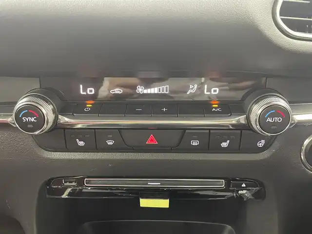 マツダ ＣＸ－３０ 20S 100周年特別記念車 大分県 2021(令3)年 2.6万km スノーフレイクホワイトパールマイカ ワンオーナー/100周年特別記念車装備/・創立100周年スペシャルロゴ/・レザーシート：レッド/・フロアマット/カーペット：レッド/・360°ビュー・モニター/・BOSEサウンドシステム/・CD/DVD+地上デジタルTVチューナー/・ボディカラー：スノーフレイクホワイトパールマイカ/・センターコンソール/ニーレストパッド/ドアアームレスト/　（ピュアホワイト）/・18インチアルミホイール（高輝度ダーク塗装）/・ドライバーモニタリング/・フロントパーキングセンサー/・スーパーUVカットガラス＋IRカットガラス/パワーリフトゲート/前席シートヒーター/ステアリングヒーター/純正ナビ/HDMI/BT/Apple Car Play/Android Auto/マツダレーダークルーズコントロール/ブラインドスポットモニター/ヘッドアップディスプレイ/リアパーキングセンサー/純正前後ドライブレコーダー/ビルトインETC/電動パーキングブレーキ/スペアキー/トノカバー/保証書・取扱説明書