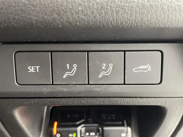 マツダ ＣＸ－３０ 20S 100周年特別記念車 大分県 2021(令3)年 2.6万km スノーフレイクホワイトパールマイカ ワンオーナー/100周年特別記念車装備/・創立100周年スペシャルロゴ/・レザーシート：レッド/・フロアマット/カーペット：レッド/・360°ビュー・モニター/・BOSEサウンドシステム/・CD/DVD+地上デジタルTVチューナー/・ボディカラー：スノーフレイクホワイトパールマイカ/・センターコンソール/ニーレストパッド/ドアアームレスト/　（ピュアホワイト）/・18インチアルミホイール（高輝度ダーク塗装）/・ドライバーモニタリング/・フロントパーキングセンサー/・スーパーUVカットガラス＋IRカットガラス/パワーリフトゲート/前席シートヒーター/ステアリングヒーター/純正ナビ/HDMI/BT/Apple Car Play/Android Auto/マツダレーダークルーズコントロール/ブラインドスポットモニター/ヘッドアップディスプレイ/リアパーキングセンサー/純正前後ドライブレコーダー/ビルトインETC/電動パーキングブレーキ/スペアキー/トノカバー/保証書・取扱説明書