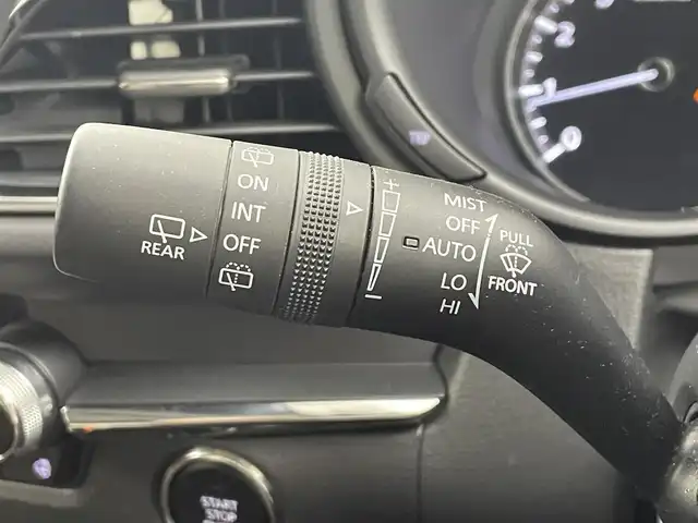 マツダ ＣＸ－３０ 20S 100周年特別記念車 大分県 2021(令3)年 2.6万km スノーフレイクホワイトパールマイカ ワンオーナー/100周年特別記念車装備/・創立100周年スペシャルロゴ/・レザーシート：レッド/・フロアマット/カーペット：レッド/・360°ビュー・モニター/・BOSEサウンドシステム/・CD/DVD+地上デジタルTVチューナー/・ボディカラー：スノーフレイクホワイトパールマイカ/・センターコンソール/ニーレストパッド/ドアアームレスト/　（ピュアホワイト）/・18インチアルミホイール（高輝度ダーク塗装）/・ドライバーモニタリング/・フロントパーキングセンサー/・スーパーUVカットガラス＋IRカットガラス/パワーリフトゲート/前席シートヒーター/ステアリングヒーター/純正ナビ/HDMI/BT/Apple Car Play/Android Auto/マツダレーダークルーズコントロール/ブラインドスポットモニター/ヘッドアップディスプレイ/リアパーキングセンサー/純正前後ドライブレコーダー/ビルトインETC/電動パーキングブレーキ/スペアキー/トノカバー/保証書・取扱説明書