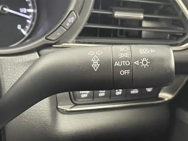 マツダ ＣＸ－３０ 20S 100周年特別記念車 大分県 2021(令3)年 2.6万km スノーフレイクホワイトパールマイカ ワンオーナー/100周年特別記念車装備/・創立100周年スペシャルロゴ/・レザーシート：レッド/・フロアマット/カーペット：レッド/・360°ビュー・モニター/・BOSEサウンドシステム/・CD/DVD+地上デジタルTVチューナー/・ボディカラー：スノーフレイクホワイトパールマイカ/・センターコンソール/ニーレストパッド/ドアアームレスト/　（ピュアホワイト）/・18インチアルミホイール（高輝度ダーク塗装）/・ドライバーモニタリング/・フロントパーキングセンサー/・スーパーUVカットガラス＋IRカットガラス/パワーリフトゲート/前席シートヒーター/ステアリングヒーター/純正ナビ/HDMI/BT/Apple Car Play/Android Auto/マツダレーダークルーズコントロール/ブラインドスポットモニター/ヘッドアップディスプレイ/リアパーキングセンサー/純正前後ドライブレコーダー/ビルトインETC/電動パーキングブレーキ/スペアキー/トノカバー/保証書・取扱説明書