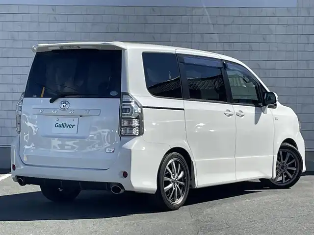 トヨタ ヴォクシー 愛知県 2013(平25)年 7.7万km ホワイトパールクリスタルシャイン G’s純正ローダウン/純正SDメモリーナビ/バックカメラ/フルセグTV/CD/DVD再生/ETC/Bluetooth再生/MTモード付AT/リヤクーラー/3列シート/両側パワースライドドア/純正フロアマット/ウォークスルー(1列目)/社外製18インチアルミホイール/純正HIDヘッドライト/オートライト/横滑り防止装置/電動格納ミラー/ユピテル製ドライブレコーダー(前)/スマートキー/プッシュスタート