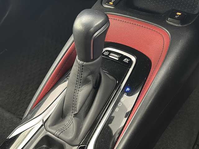 トヨタ カローラ スポーツ ハイブリッドG Z 宮城県 2020(令2)年 6万km アティチュードブラックマイカ/ホワイトパールクリスタルシャイン 禁煙車/モデリスタエアロ（F.S.R）/トヨタセーフティーセンス/・プリクラッシュセーフティーシステム/・レーダークルーズコントロール/・レーントレーシングアシスト/・オートマチックハイビーム/・パーキングサポートブレーキ/・ロードサインアシスト/・ソナー/ヘッドアップディスプレイ/前席シートヒーター/赤革スエードコンビシート/純正9インチディスプレイオーディオ/・BT.AM.FM.USB.Miracast/バックカメラ/フルセグテレビ/電動パーキングブレーキ/AUTOHOLD/ビルトインETC/プッシュスタート/スマートキー/革巻きステアリング/ステアリングスイッチ/純正フロアマット/純正ドアバイザー/純正18インチアルミホイール/LEDヘッドライト/LEDフォグランプ/横滑り防止機能/アイドリングストップ/ヘッドライトレベライザー