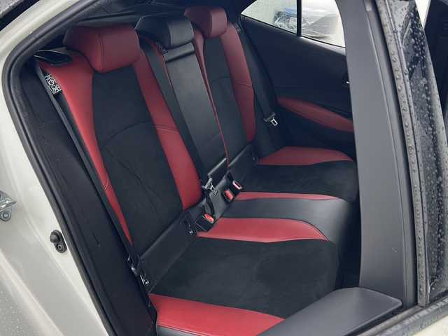 トヨタ カローラ スポーツ ハイブリッドG Z 宮城県 2020(令2)年 6万km アティチュードブラックマイカ/ホワイトパールクリスタルシャイン 禁煙車/モデリスタエアロ（F.S.R）/トヨタセーフティーセンス/・プリクラッシュセーフティーシステム/・レーダークルーズコントロール/・レーントレーシングアシスト/・オートマチックハイビーム/・パーキングサポートブレーキ/・ロードサインアシスト/・ソナー/ヘッドアップディスプレイ/前席シートヒーター/赤革スエードコンビシート/純正9インチディスプレイオーディオ/・BT.AM.FM.USB.Miracast/バックカメラ/フルセグテレビ/電動パーキングブレーキ/AUTOHOLD/ビルトインETC/プッシュスタート/スマートキー/革巻きステアリング/ステアリングスイッチ/純正フロアマット/純正ドアバイザー/純正18インチアルミホイール/LEDヘッドライト/LEDフォグランプ/横滑り防止機能/アイドリングストップ/ヘッドライトレベライザー