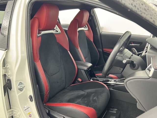 トヨタ カローラ スポーツ ハイブリッドG Z 宮城県 2020(令2)年 6万km アティチュードブラックマイカ/ホワイトパールクリスタルシャイン 禁煙車/モデリスタエアロ（F.S.R）/トヨタセーフティーセンス/・プリクラッシュセーフティーシステム/・レーダークルーズコントロール/・レーントレーシングアシスト/・オートマチックハイビーム/・パーキングサポートブレーキ/・ロードサインアシスト/・ソナー/ヘッドアップディスプレイ/前席シートヒーター/赤革スエードコンビシート/純正9インチディスプレイオーディオ/・BT.AM.FM.USB.Miracast/バックカメラ/フルセグテレビ/電動パーキングブレーキ/AUTOHOLD/ビルトインETC/プッシュスタート/スマートキー/革巻きステアリング/ステアリングスイッチ/純正フロアマット/純正ドアバイザー/純正18インチアルミホイール/LEDヘッドライト/LEDフォグランプ/横滑り防止機能/アイドリングストップ/ヘッドライトレベライザー