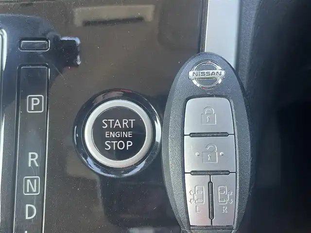 日産 セレナ 兵庫県 2018(平30)年 5万km ブリリアントホワイトパール 純正9インチナビ/CD/DVD/Bluetooth/フルセグ/後席モニター/ETC/両側パワースライド/クルーズコントロール/バッグカメラ/衝突軽減ブレーキ/フォグランプ/LEDヘッドライト/純正フロアマット/USB/ドアバイザー/スマートキー