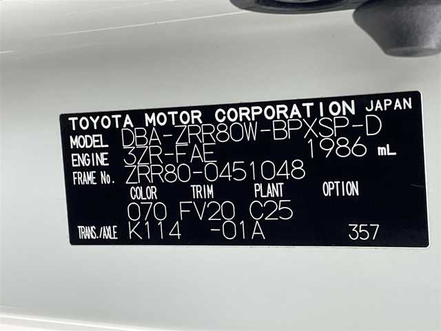 トヨタ ヴォクシー ZS 煌 熊本県 2018(平30)年 5.2万km ホワイトパールクリスタルシャイン 純正9インチナビ（ＣＤ・ＤＶＤ・フルセグ・ＳＤ・ＢＴ）/USB入力端子/純正12インチフリップダウンモニター　/バックカメラ　/ビルトインＥＴＣ　/両側パワースライドドア　/前後クリアランスソナー　/トヨタセーフティーセンス/・衝突軽減ブレーキ/・レーンキープアシスト/・クルーズコントロール/・オートマチックハイビーム/横滑り防止/アイドリングストップ/純正フロアマット/純正１６インチAW/オートライト/LEDヘッドライト/フォグライト/スマートキー/プッシュスタート/スペアキー１本/取扱説明書