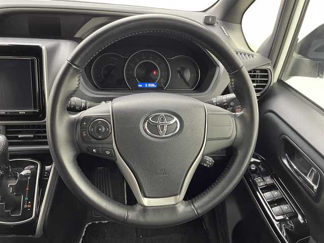 トヨタ ヴォクシー ZS 煌 熊本県 2018(平30)年 5.2万km ホワイトパールクリスタルシャイン 純正9インチナビ（ＣＤ・ＤＶＤ・フルセグ・ＳＤ・ＢＴ）/USB入力端子/純正12インチフリップダウンモニター　/バックカメラ　/ビルトインＥＴＣ　/両側パワースライドドア　/前後クリアランスソナー　/トヨタセーフティーセンス/・衝突軽減ブレーキ/・レーンキープアシスト/・クルーズコントロール/・オートマチックハイビーム/横滑り防止/アイドリングストップ/純正フロアマット/純正１６インチAW/オートライト/LEDヘッドライト/フォグライト/スマートキー/プッシュスタート/スペアキー１本/取扱説明書