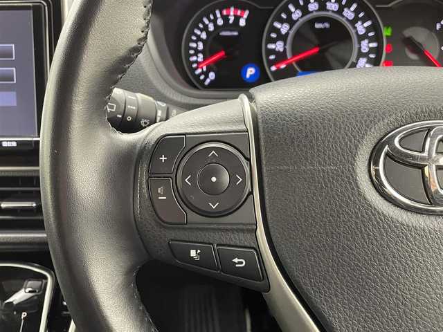 トヨタ ヴォクシー ZS 煌 熊本県 2018(平30)年 5.2万km ホワイトパールクリスタルシャイン 純正9インチナビ（ＣＤ・ＤＶＤ・フルセグ・ＳＤ・ＢＴ）/USB入力端子/純正12インチフリップダウンモニター　/バックカメラ　/ビルトインＥＴＣ　/両側パワースライドドア　/前後クリアランスソナー　/トヨタセーフティーセンス/・衝突軽減ブレーキ/・レーンキープアシスト/・クルーズコントロール/・オートマチックハイビーム/横滑り防止/アイドリングストップ/純正フロアマット/純正１６インチAW/オートライト/LEDヘッドライト/フォグライト/スマートキー/プッシュスタート/スペアキー１本/取扱説明書