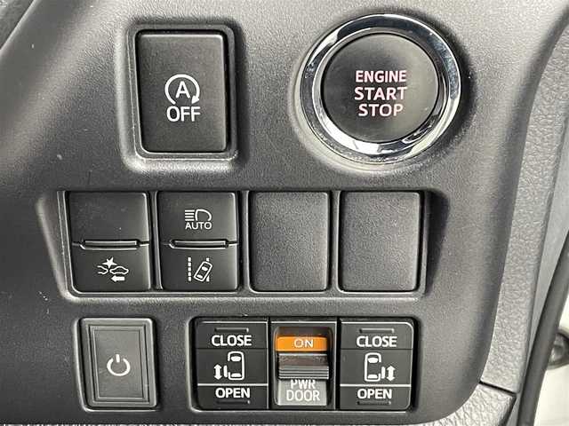 トヨタ ヴォクシー ZS 煌 熊本県 2018(平30)年 5.2万km ホワイトパールクリスタルシャイン 純正9インチナビ（ＣＤ・ＤＶＤ・フルセグ・ＳＤ・ＢＴ）/USB入力端子/純正12インチフリップダウンモニター　/バックカメラ　/ビルトインＥＴＣ　/両側パワースライドドア　/前後クリアランスソナー　/トヨタセーフティーセンス/・衝突軽減ブレーキ/・レーンキープアシスト/・クルーズコントロール/・オートマチックハイビーム/横滑り防止/アイドリングストップ/純正フロアマット/純正１６インチAW/オートライト/LEDヘッドライト/フォグライト/スマートキー/プッシュスタート/スペアキー１本/取扱説明書