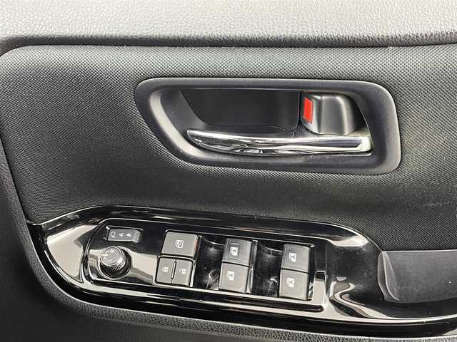 トヨタ ヴォクシー ZS 煌 熊本県 2018(平30)年 5.2万km ホワイトパールクリスタルシャイン 純正9インチナビ（ＣＤ・ＤＶＤ・フルセグ・ＳＤ・ＢＴ）/USB入力端子/純正12インチフリップダウンモニター　/バックカメラ　/ビルトインＥＴＣ　/両側パワースライドドア　/前後クリアランスソナー　/トヨタセーフティーセンス/・衝突軽減ブレーキ/・レーンキープアシスト/・クルーズコントロール/・オートマチックハイビーム/横滑り防止/アイドリングストップ/純正フロアマット/純正１６インチAW/オートライト/LEDヘッドライト/フォグライト/スマートキー/プッシュスタート/スペアキー１本/取扱説明書